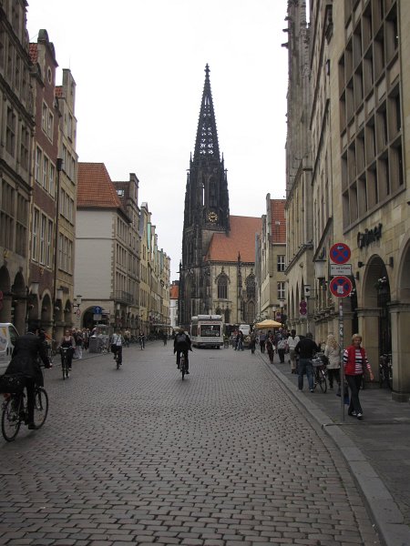 lamberti kerk.jpg - Woensdag 20 juni verplaatsen we de caravan van de Lahn naar de stadscamping van Münster. Uiteraard gaan we even kijken in de binnenstad. Op de foto de Lambertikerk.